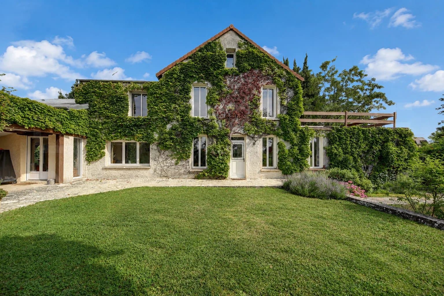 JOLIE PROPRIETE AVEC BEAU JARDIN PAYSAGE - Image 2