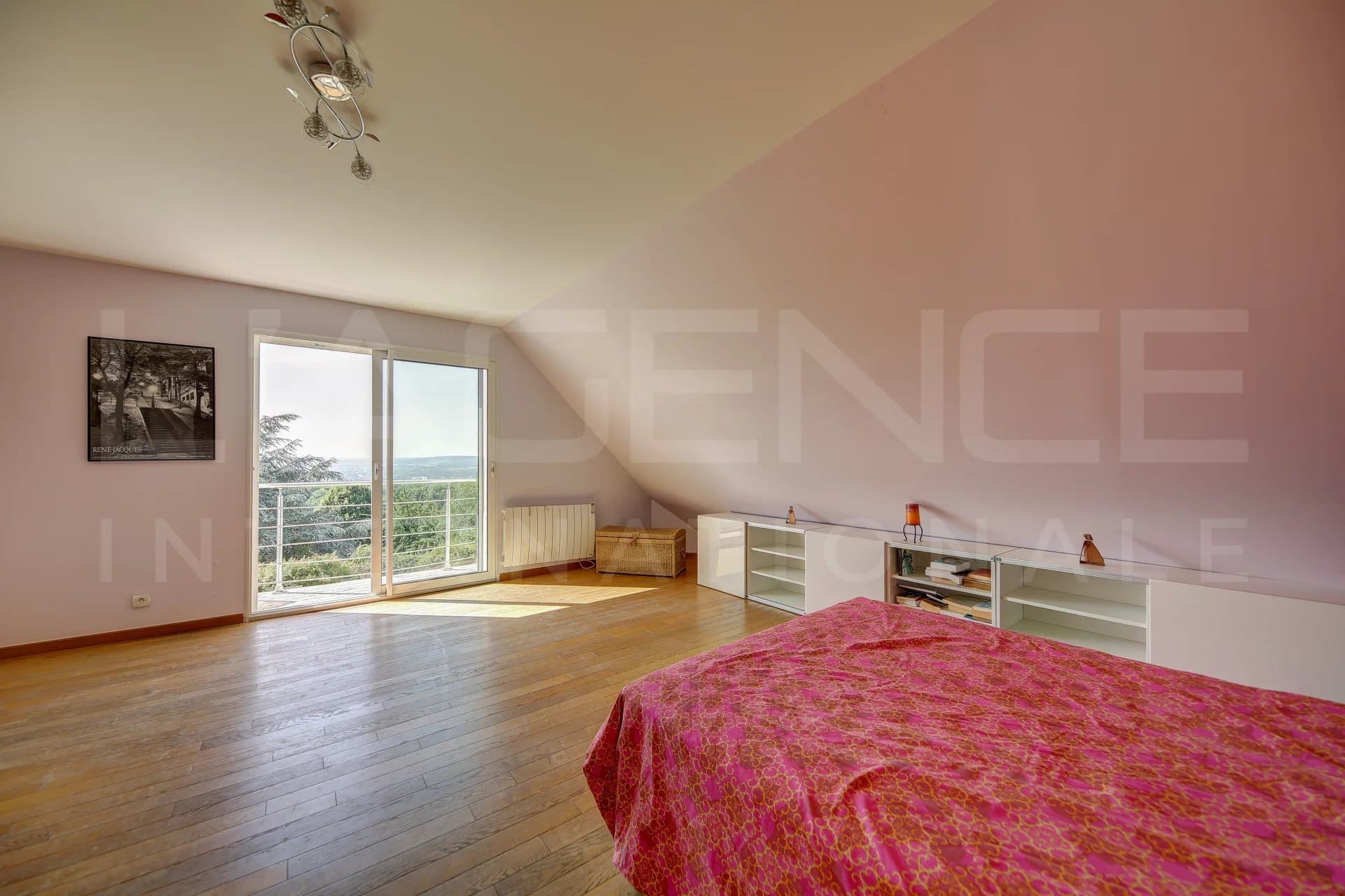 MAISON FAMILIALE AVEC VUE PANORAMIQUE ET PISCINE - Image 14