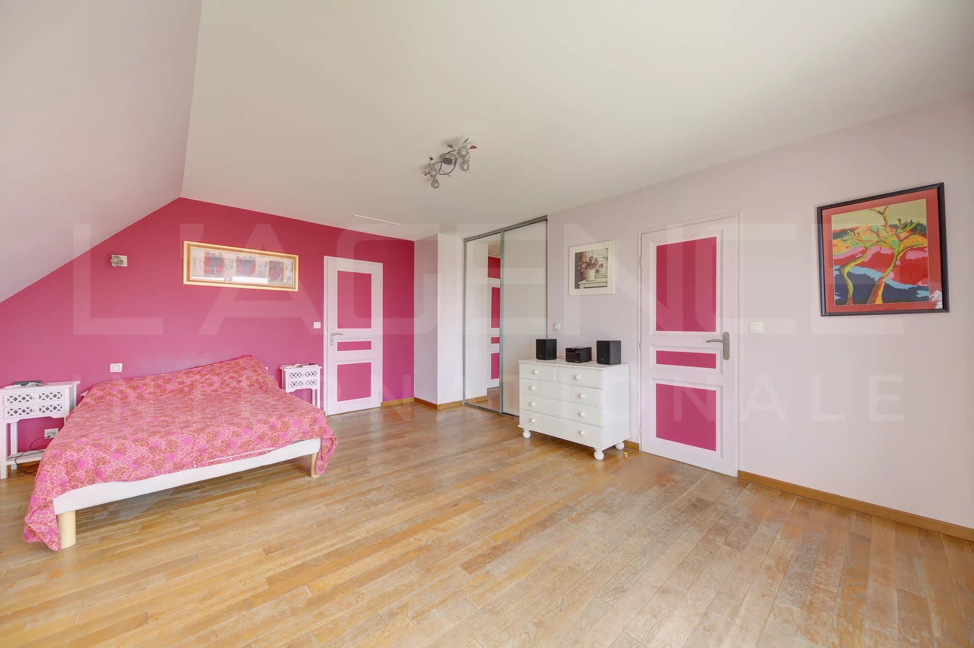MAISON FAMILIALE AVEC VUE PANORAMIQUE ET PISCINE - Image 16