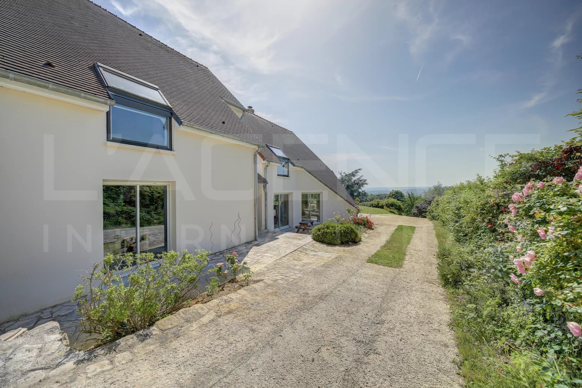 MAISON FAMILIALE AVEC VUE PANORAMIQUE ET PISCINE - Image 23