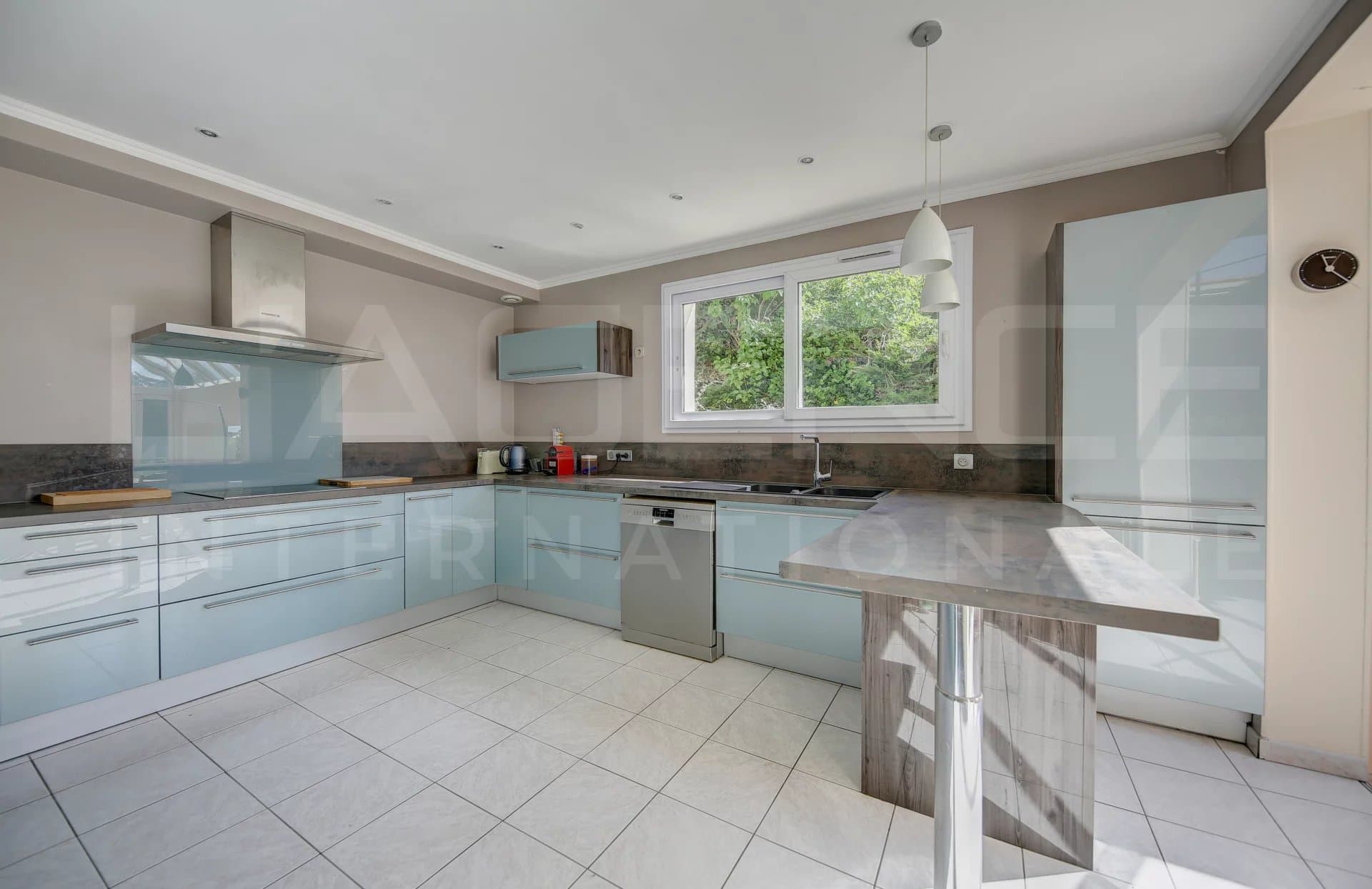 MAISON FAMILIALE AVEC VUE PANORAMIQUE ET PISCINE - Image 9