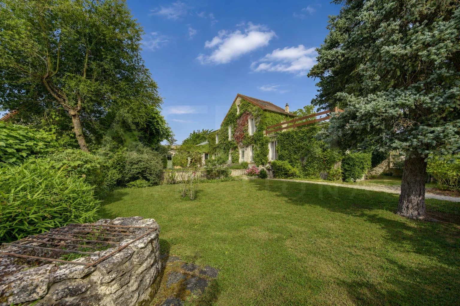 JOLIE PROPRIETE AVEC BEAU JARDIN PAYSAGE - Image 1