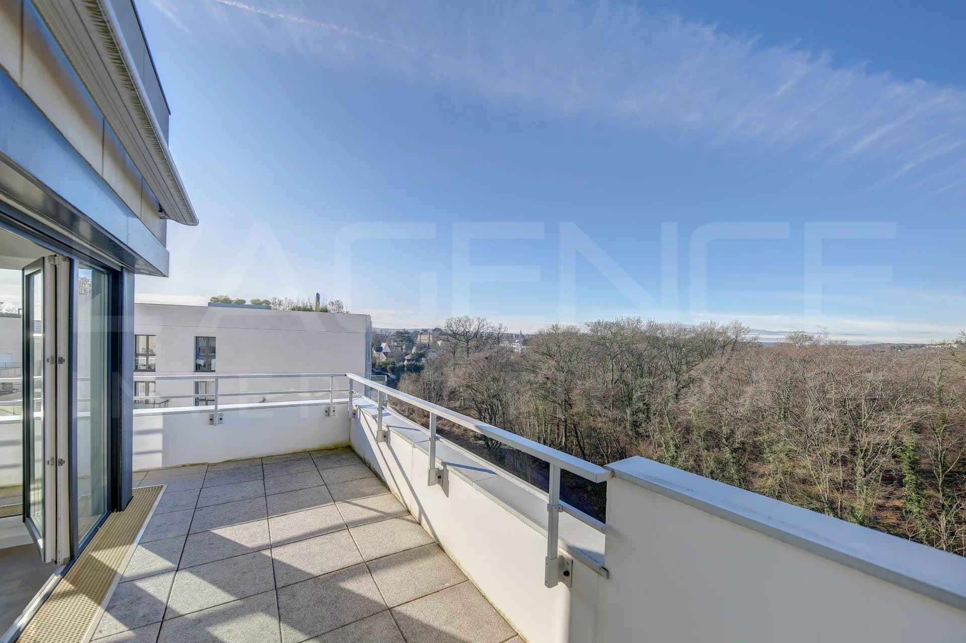 APPARTEMENT RECENT AVEC VUE DEGAGEE - Image 3