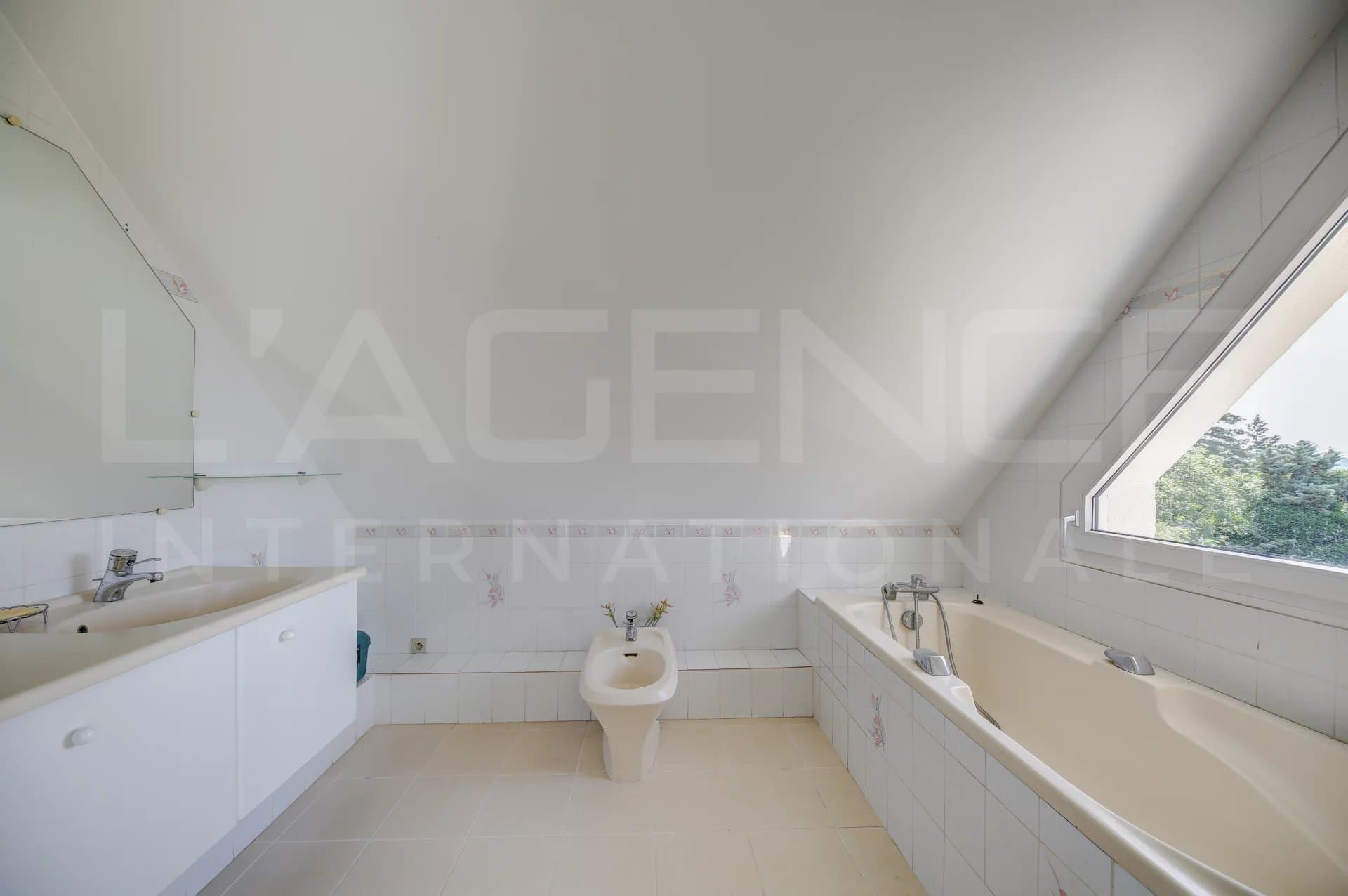 MAISON FAMILIALE AVEC VUE PANORAMIQUE ET PISCINE - Image 17
